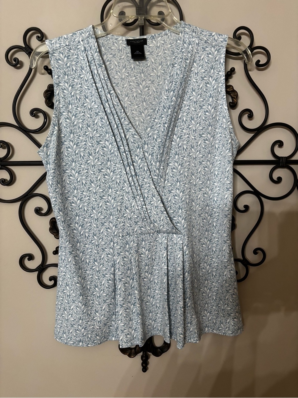 Beautiful Ann Taylor blouse.  Perfect for spring and summer